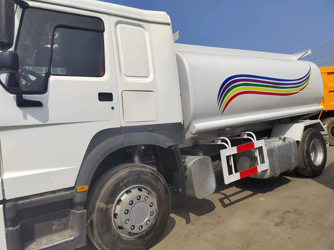 SINOTRUK HOWO - Грузовик-цистерна: фото 4 SINOTRUK HOWO - Грузовик-цистерна: фото 4