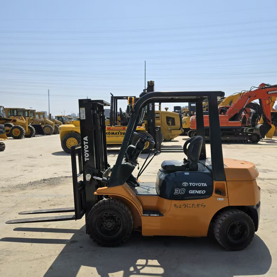 Toyota FD30 - Дизельный погрузчик: фото 3 Toyota FD30 - Дизельный погрузчик: фото 3