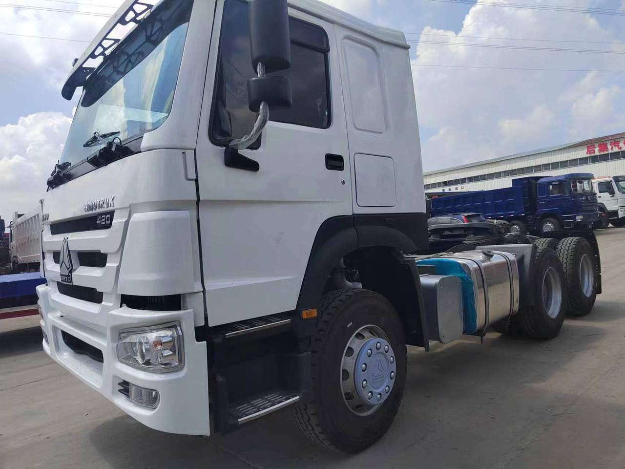 SINOTRUK HOWO trailer head - Тягач: фото 4 SINOTRUK HOWO trailer head - Тягач: фото 4