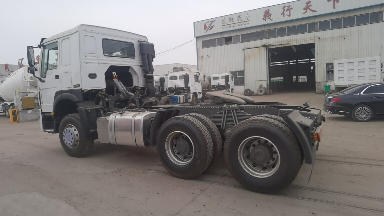 SINOTRUK HOWO trailer head - Тягач: фото 4 SINOTRUK HOWO trailer head - Тягач: фото 4