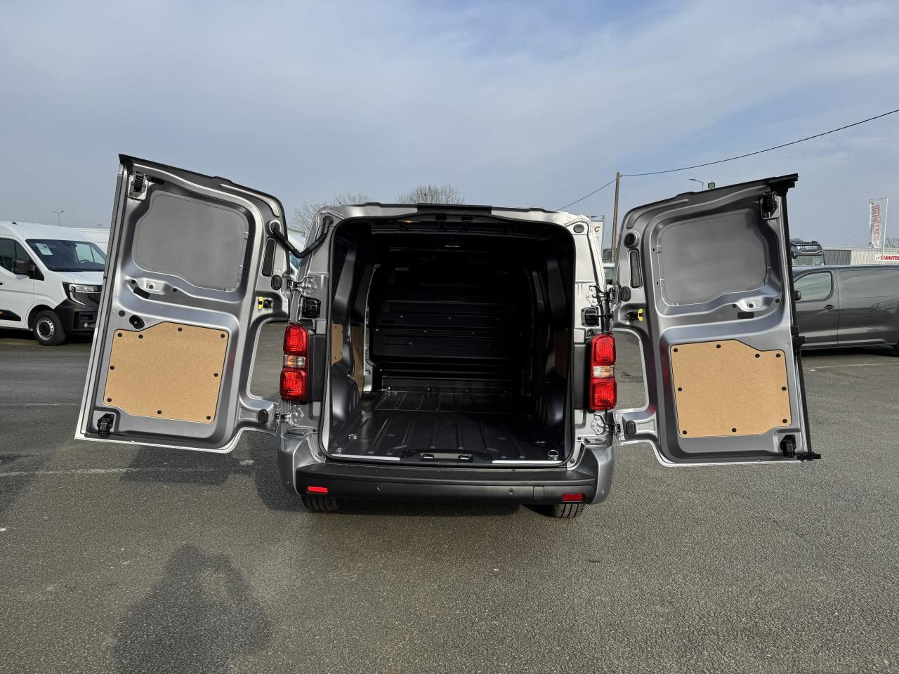 Citroen Jumpy 2 PLACES XL 2.0 BLUEHDI 180CH S&S PACK PREMIUM CONNECT EAT8 - Цельнометаллический фургон: фото 2 Citroen Jumpy 2 PLACES XL 2.0 BLUEHDI 180CH S&S PACK PREMIUM CONNECT EAT8 - Цельнометаллический фургон: фото 2