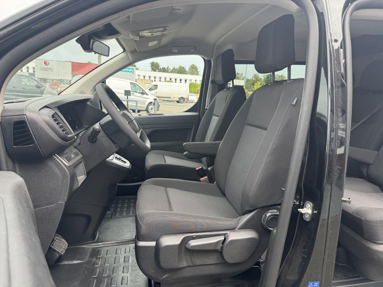 Citroen Jumpy XL 2.0 BLUEHDI 180CH S&S CABINE APPROFONDIE FIXE EAT8 5 PLACES - Грузопассажирский фургон: фото 4 Citroen Jumpy XL 2.0 BLUEHDI 180CH S&S CABINE APPROFONDIE FIXE EAT8 5 PLACES - Грузопассажирский фургон: фото 4