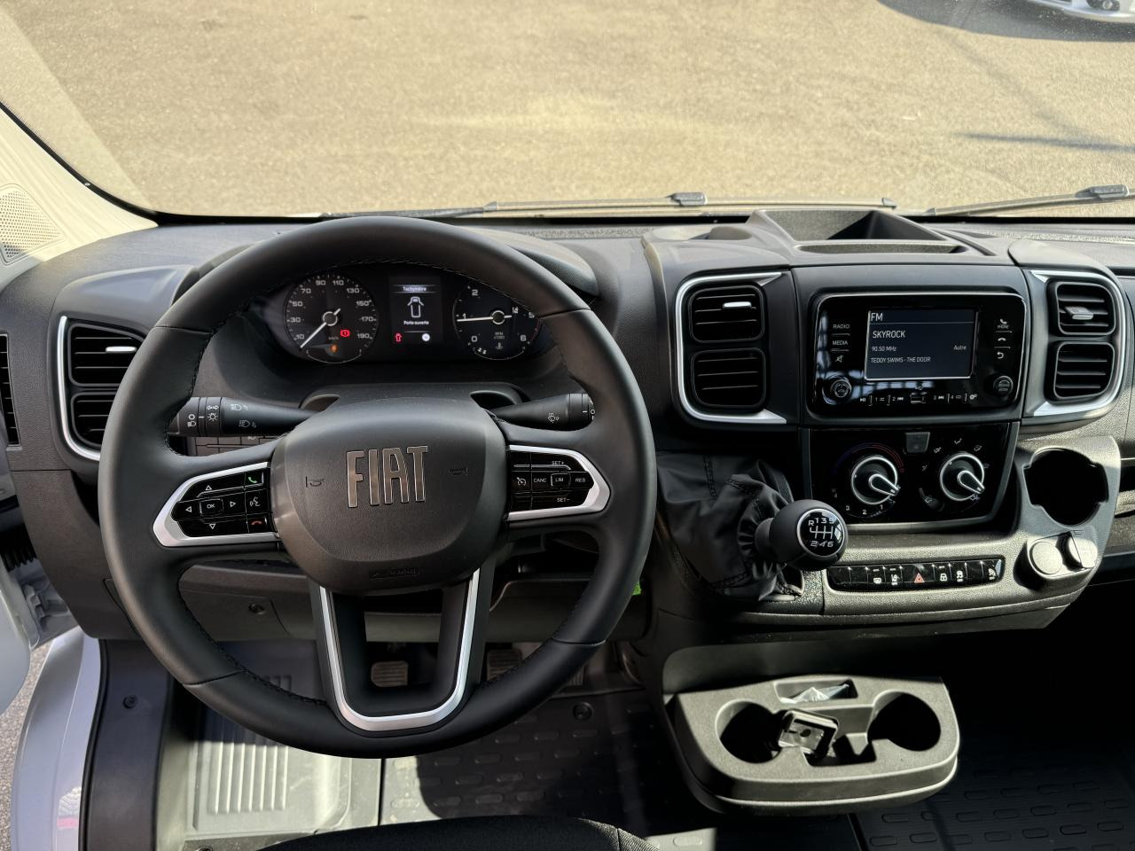 FIAT Ducato Maxi 3.5 XL 2.2 - 180 S&S III PLATEAU CABINE Plateau cabine Maxi 3.5 XL PHASE 4 - Малотоннажный бортовой грузовик: фото 4 FIAT Ducato Maxi 3.5 XL 2.2 - 180 S&S III PLATEAU CABINE Plateau cabine Maxi 3.5 XL PHASE 4 - Малотоннажный бортовой грузовик: фото 4