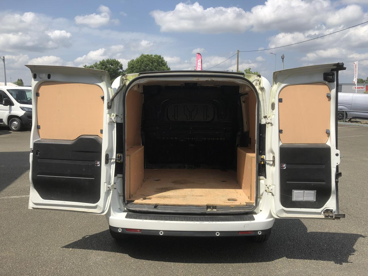 Fiat Doblo Cargo 1.3 MULTIJET 95CH PACK PROFESSIONAL TRIO E6 - Легковой фургон: фото 2 Fiat Doblo Cargo 1.3 MULTIJET 95CH PACK PROFESSIONAL TRIO E6 - Легковой фургон: фото 2