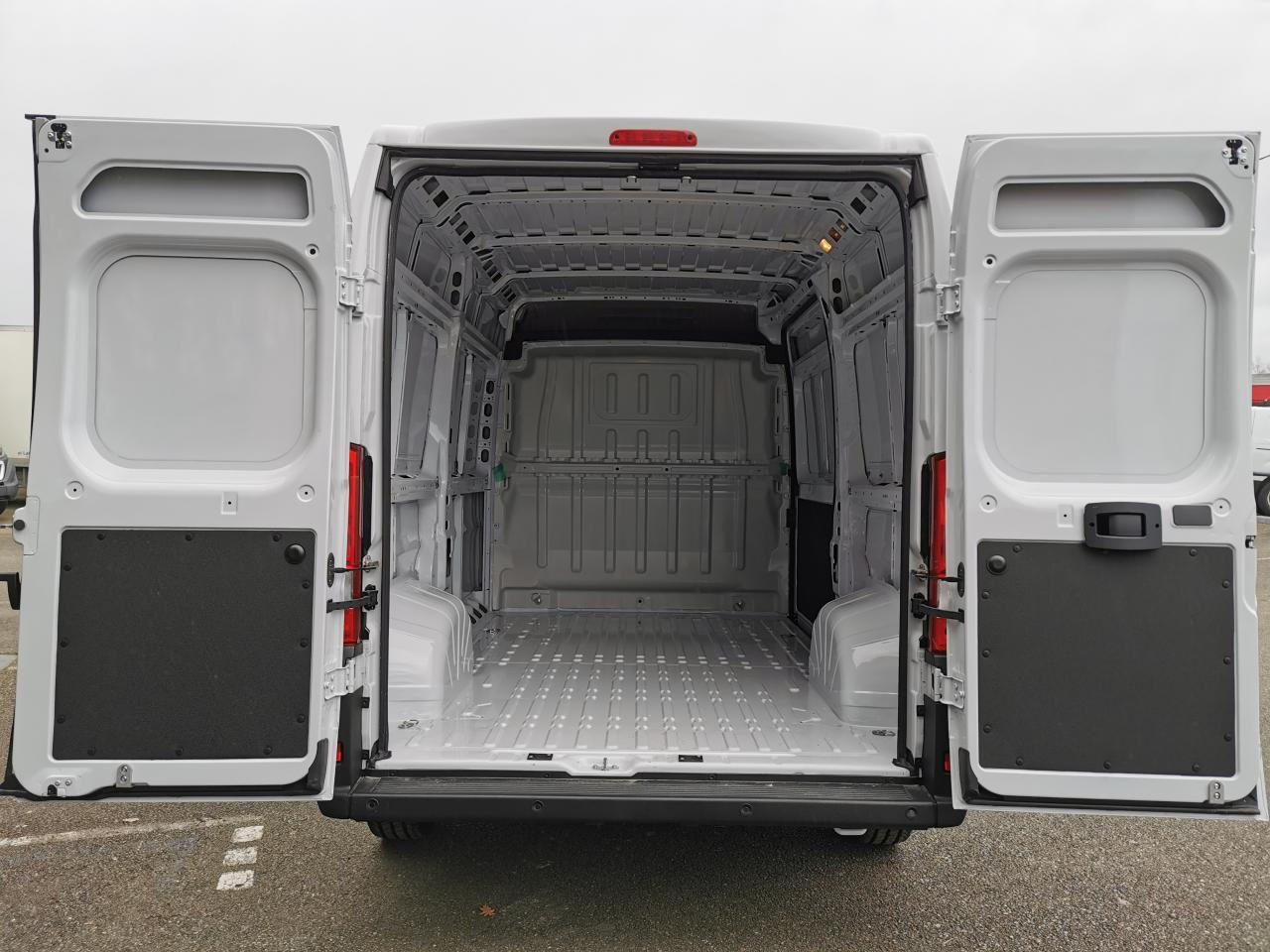Peugeot Boxer 3.5t L2H2 2.2 HDi S&S Maxi - 140 III FOURGON TOLE Fourgon Tolé 435 L2H2 PHASE 3 - Цельнометаллический фургон: фото 3 Peugeot Boxer 3.5t L2H2 2.2 HDi S&S Maxi - 140 III FOURGON TOLE Fourgon Tolé 435 L2H2 PHASE 3 - Цельнометаллический фургон: фото 3