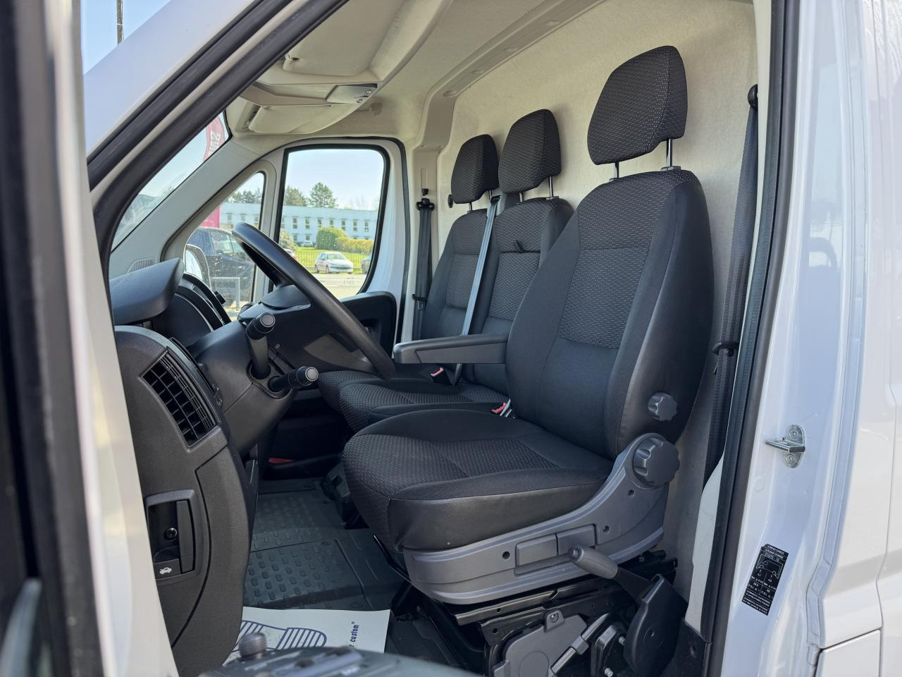 Peugeot Boxer 333 L1H1 2.2 BLUEHDI S&S 140CH ASPHALT - Цельнометаллический фургон: фото 4 Peugeot Boxer 333 L1H1 2.2 BLUEHDI S&S 140CH ASPHALT - Цельнометаллический фургон: фото 4