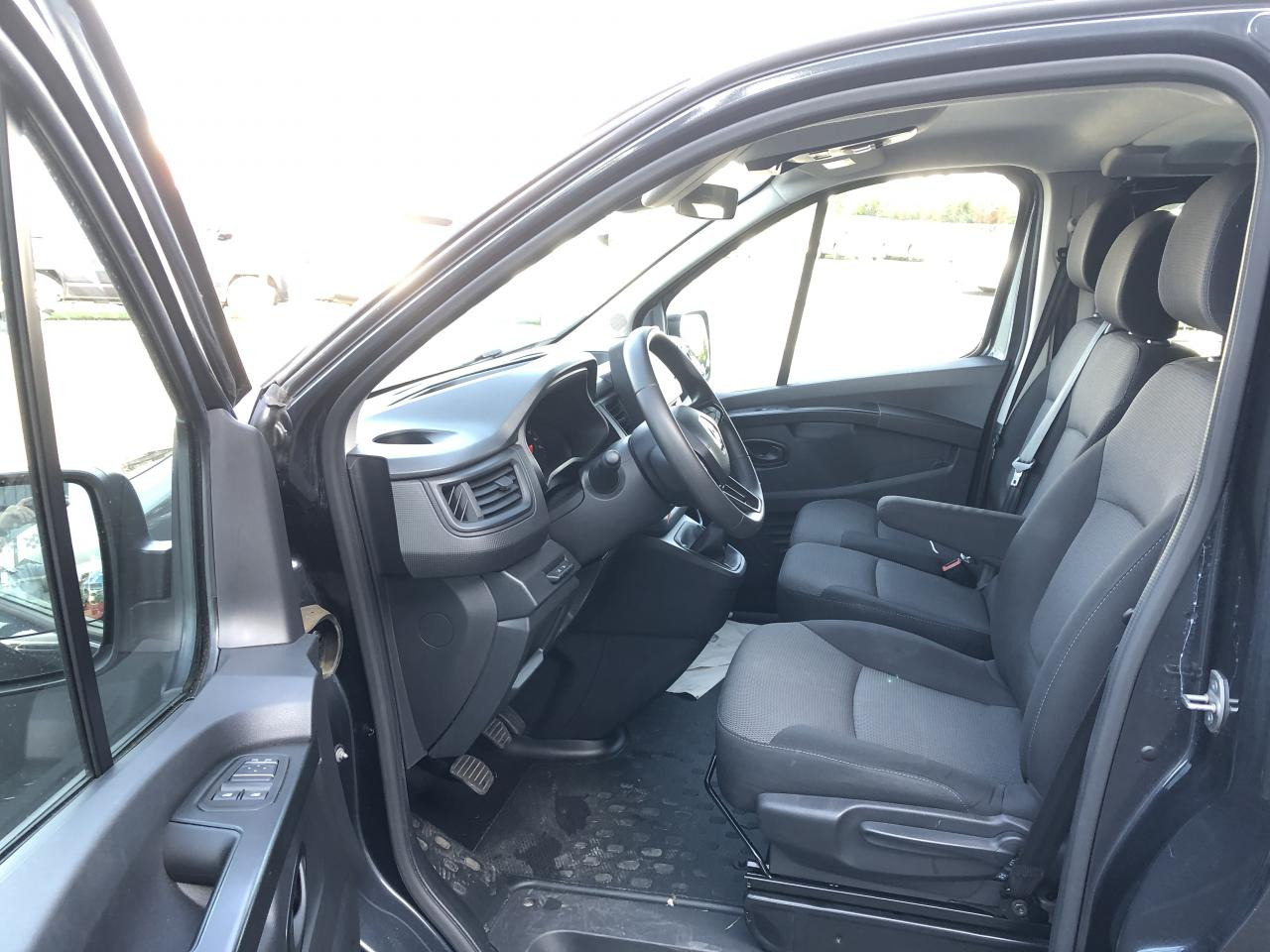 RENAULT Trafic L2 2.0 Energy dCi - 150 - S&S III COMBI Combi Zen L2H1 PHASE 3 - Пассажирский фургон: фото 4 RENAULT Trafic L2 2.0 Energy dCi - 150 - S&S III COMBI Combi Zen L2H1 PHASE 3 - Пассажирский фургон: фото 4