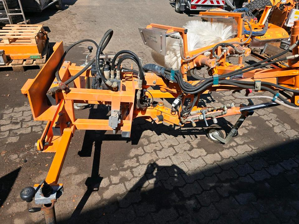 Leitpfostenwaschgerät WV 3-L für Unimog 405/10 405/12 U300 u400 300 500 318 218 423 430 530 Schmidt - Щетка: фото 3 Leitpfostenwaschgerät WV 3-L für Unimog 405/10 405/12 U300 u400 300 500 318 218 423 430 530 Schmidt - Щетка: фото 3