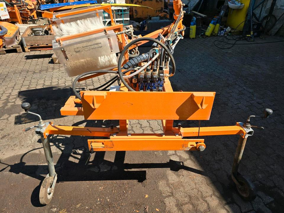 Leitpfostenwaschgerät WV 3-L für Unimog 405/10 405/12 U300 u400 300 500 318 218 423 430 530 Schmidt - Щетка: фото 2 Leitpfostenwaschgerät WV 3-L für Unimog 405/10 405/12 U300 u400 300 500 318 218 423 430 530 Schmidt - Щетка: фото 2