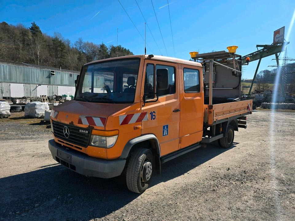 Mercedes-Benz Vario 614D Pritsche Doka 2002 Nissen VLT Verkehrsleittafel Absperrtafel LKW Vorwarntafel - Малотоннажный бортовой грузовик, Грузопассажирский фургон: фото 1 Mercedes-Benz Vario 614D Pritsche Doka 2002 Nissen VLT Verkehrsleittafel Absperrtafel LKW Vorwarntafel - Малотоннажный бортовой грузовик, Грузопассажирский фургон: фото 1