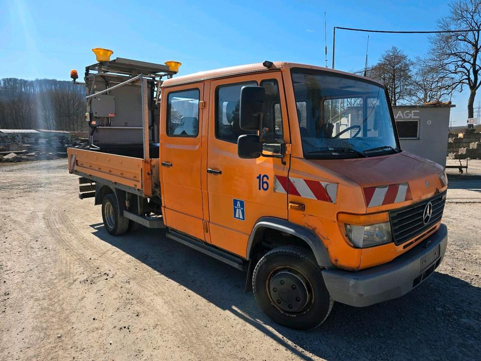 Mercedes-Benz Vario 614D Pritsche Doka 2002 Nissen VLT Verkehrsleittafel Absperrtafel LKW Vorwarntafel - Малотоннажный бортовой грузовик, Грузопассажирский фургон: фото 2 Mercedes-Benz Vario 614D Pritsche Doka 2002 Nissen VLT Verkehrsleittafel Absperrtafel LKW Vorwarntafel - Малотоннажный бортовой грузовик, Грузопассажирский фургон: фото 2