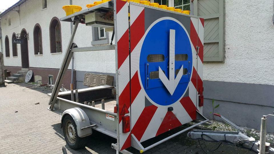 Mersch Absperrtafel Verkehrsleitanhänger VZ615 Verkehrssicherung - Прицеп: фото 1 Mersch Absperrtafel Verkehrsleitanhänger VZ615 Verkehrssicherung - Прицеп: фото 1