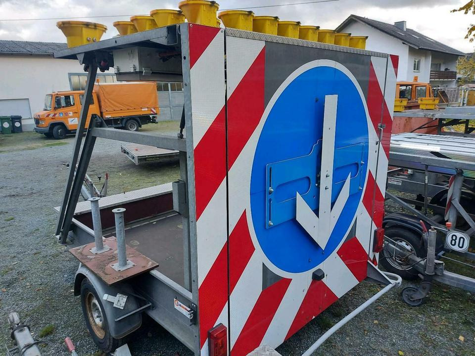 Mersch Absperrtafel Verkehrssicherungsanhänger Leittafel Nissen - Прицеп: фото 1 Mersch Absperrtafel Verkehrssicherungsanhänger Leittafel Nissen - Прицеп: фото 1