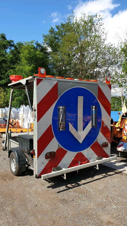 Mersch LED Absperrtafel Sperrwand Verkehrssicherungsanhänger VZ - Прицеп: фото 1 Mersch LED Absperrtafel Sperrwand Verkehrssicherungsanhänger VZ - Прицеп: фото 1