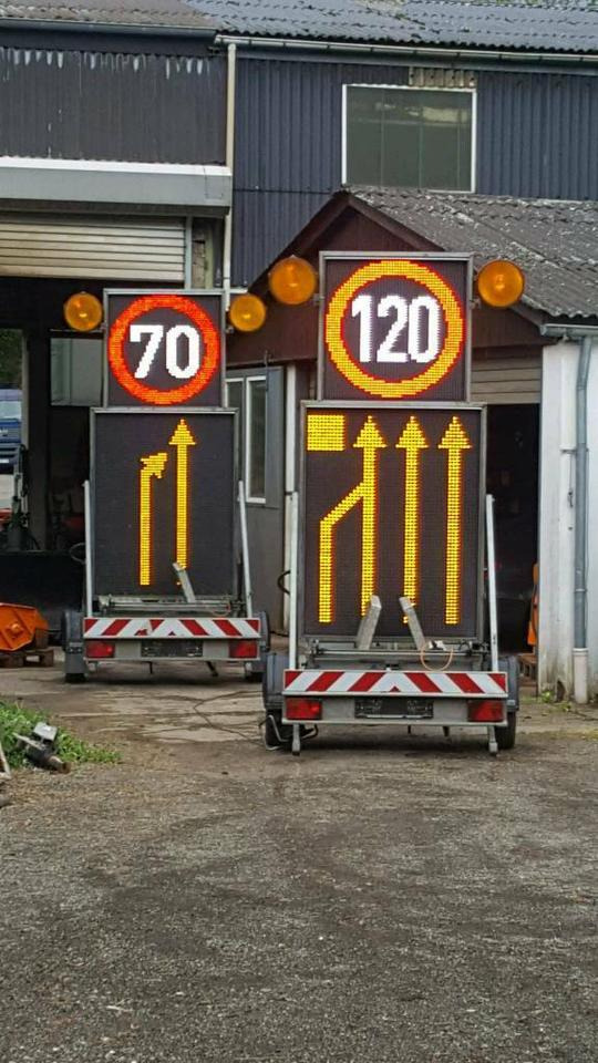 Mersch LED Verkehrsleitanhänger Verkehrsleittafel Nissen Horizont - Прицеп: фото 1 Mersch LED Verkehrsleitanhänger Verkehrsleittafel Nissen Horizont - Прицеп: фото 1