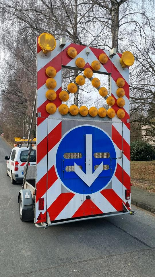 Mersch Nissen LED Absperrtafel VZ616 Verkehrssicherung Vorwarner Vorwarntafel Verkehrsleittafel Verkehrsleitanhänger Verkehrssicherungsanhänger Sperrwand Sperrtafel - Прицеп: фото 5 Mersch Nissen LED Absperrtafel VZ616 Verkehrssicherung Vorwarner Vorwarntafel Verkehrsleittafel Verkehrsleitanhänger Verkehrssicherungsanhänger Sperrwand Sperrtafel - Прицеп: фото 5