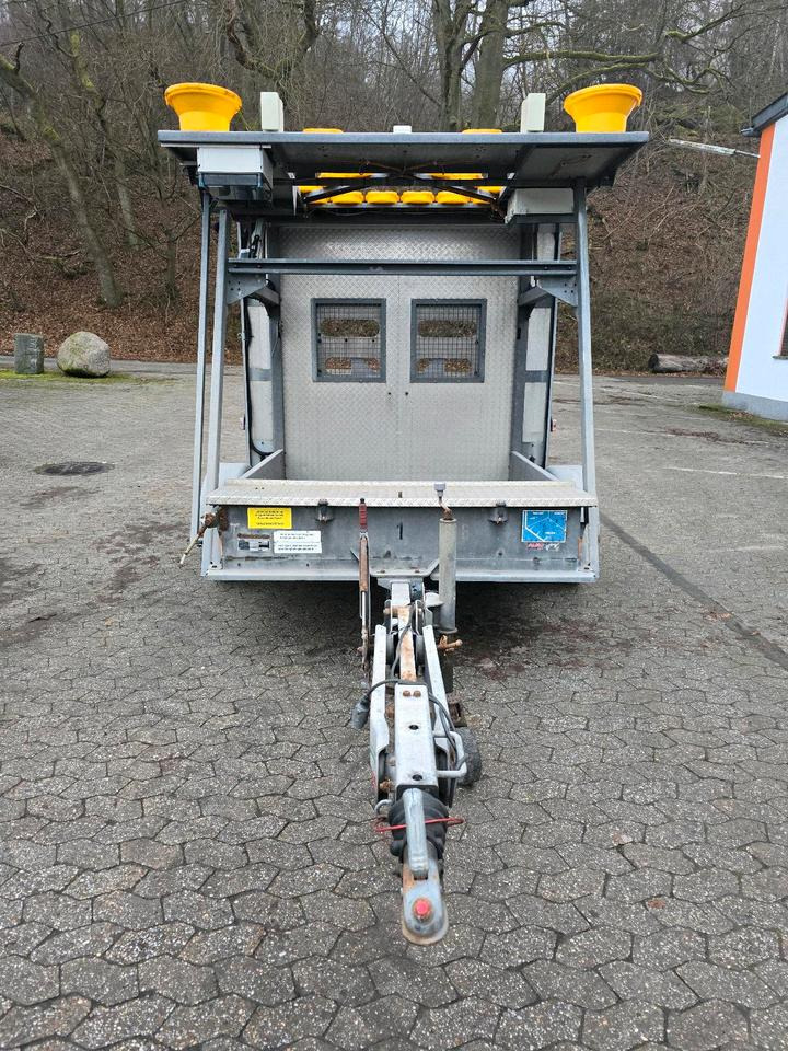 Nissen Mersch LED Absperrtafel FAT Sperrwand Fahrbare Verkehrsleitanhänger Verkehrssicherungsanhänger Verkehrsleittafel Verkehrssicherung Baustellenabsicherung - Прицеп: фото 5 Nissen Mersch LED Absperrtafel FAT Sperrwand Fahrbare Verkehrsleitanhänger Verkehrssicherungsanhänger Verkehrsleittafel Verkehrssicherung Baustellenabsicherung - Прицеп: фото 5