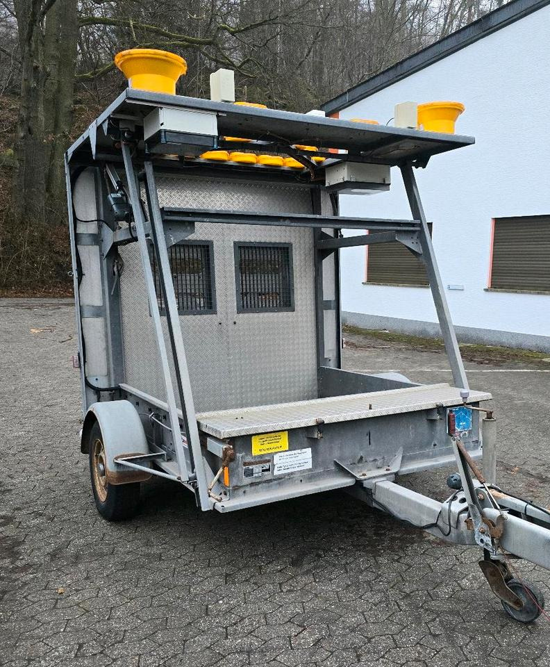 Nissen Mersch LED Absperrtafel FAT Sperrwand Fahrbare Verkehrsleitanhänger Verkehrssicherungsanhänger Verkehrsleittafel Verkehrssicherung Baustellenabsicherung - Прицеп: фото 2 Nissen Mersch LED Absperrtafel FAT Sperrwand Fahrbare Verkehrsleitanhänger Verkehrssicherungsanhänger Verkehrsleittafel Verkehrssicherung Baustellenabsicherung - Прицеп: фото 2