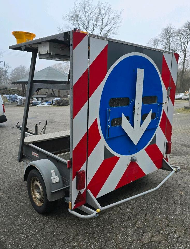 Nissen Mersch LED Absperrtafel FAT Sperrwand Fahrbare Verkehrsleitanhänger Verkehrssicherungsanhänger Verkehrsleittafel Verkehrssicherung Baustellenabsicherung - Прицеп: фото 4 Nissen Mersch LED Absperrtafel FAT Sperrwand Fahrbare Verkehrsleitanhänger Verkehrssicherungsanhänger Verkehrsleittafel Verkehrssicherung Baustellenabsicherung - Прицеп: фото 4