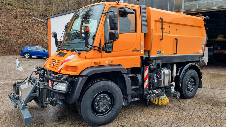 Unimog Kehrmaschine U400 405 Mercedes-Benz Hydrostat Wechsellenkung Variopilot - Подметально-уборочная машина: фото 2 Unimog Kehrmaschine U400 405 Mercedes-Benz Hydrostat Wechsellenkung Variopilot - Подметально-уборочная машина: фото 2