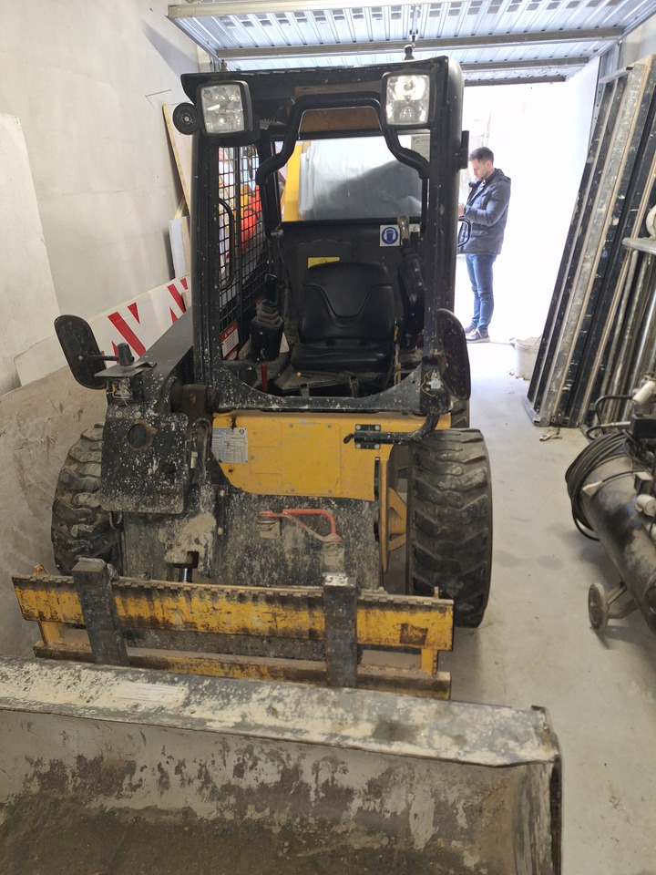 JCB ROBOT 170 - Мини-погрузчик с бортовым поворотом: фото 3 JCB ROBOT 170 - Мини-погрузчик с бортовым поворотом: фото 3