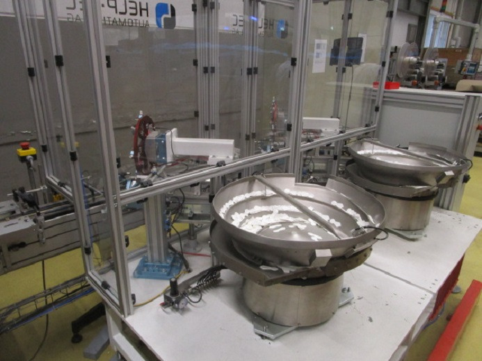 DECKEL ETIKETTIER ANLAGE SCHLEUTER GU 2 DO MIT 2xLÖFFELEINLEGESTATIONEN - Упаковочное оборудование: фото 2 DECKEL ETIKETTIER ANLAGE SCHLEUTER GU 2 DO MIT 2xLÖFFELEINLEGESTATIONEN - Упаковочное оборудование: фото 2