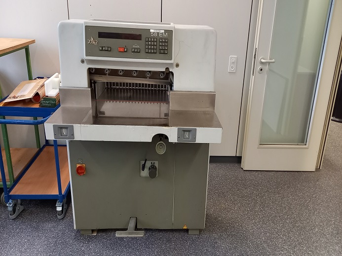 POLAR 58 EM - Бумагорезательная машина: фото 3 POLAR 58 EM - Бумагорезательная машина: фото 3