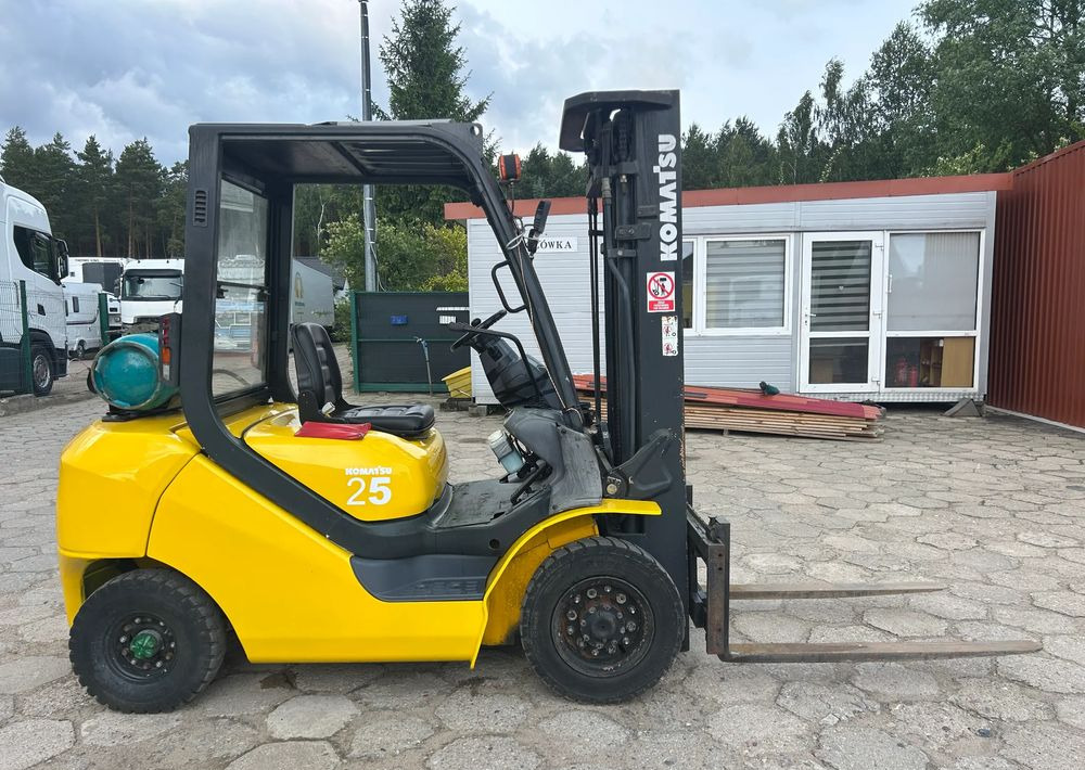 Komatsu FG25HT-16R / WÓZEK WIDŁOWY / 6831 MOTOGODZIN / 2005 ROK !! - Газовый погрузчик: фото 4 Komatsu FG25HT-16R / WÓZEK WIDŁOWY / 6831 MOTOGODZIN / 2005 ROK !! - Газовый погрузчик: фото 4