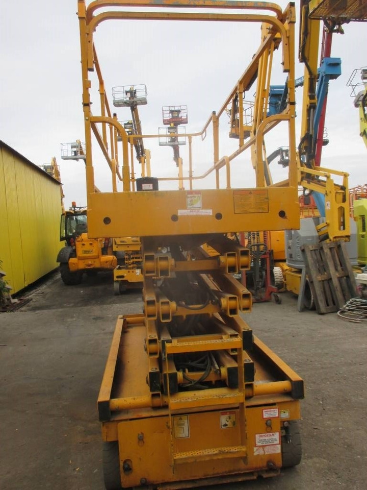 Haulotte Compact 12 - Ножничный подъемник: фото 3 Haulotte Compact 12 - Ножничный подъемник: фото 3