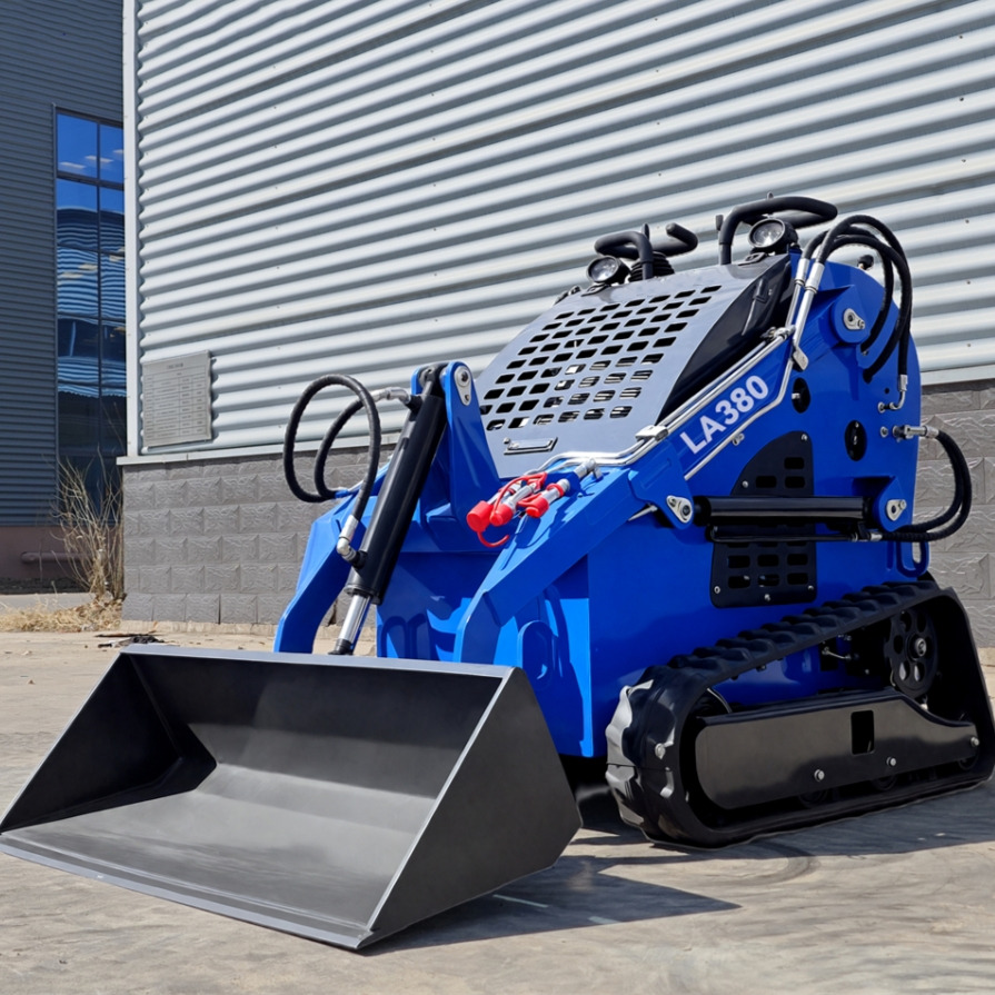 LEZUM LA380 Mini Skid Steer Loader Compact Track Diesel Cheap Mini Skid Steer Loader For Sale With Mini Skid Steer Attachments 4 In 1 Bucket - Мини-погрузчик с бортовым поворотом: фото 1 LEZUM LA380 Mini Skid Steer Loader Compact Track Diesel Cheap Mini Skid Steer Loader For Sale With Mini Skid Steer Attachments 4 In 1 Bucket - Мини-погрузчик с бортовым поворотом: фото 1