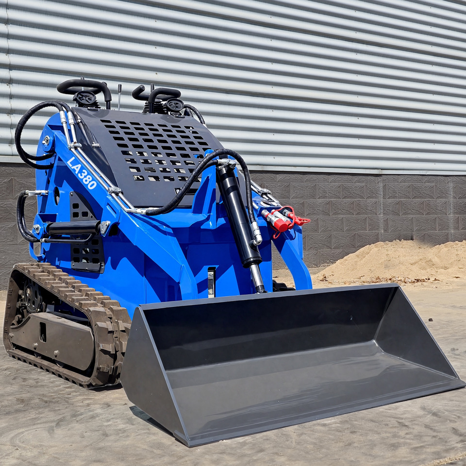 LEZUM LA380 Mini Skid Steer Loader Compact Track Diesel Cheap Mini Skid Steer Loader For Sale With Mini Skid Steer Attachments 4 In 1 Bucket - Мини-погрузчик с бортовым поворотом: фото 3 LEZUM LA380 Mini Skid Steer Loader Compact Track Diesel Cheap Mini Skid Steer Loader For Sale With Mini Skid Steer Attachments 4 In 1 Bucket - Мини-погрузчик с бортовым поворотом: фото 3