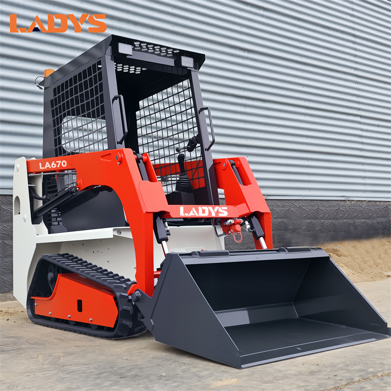 LADYS LA670 Mini Small Skid Steer Loader Compact Track Diesel Mini Skid Steer Loader For Sale With Small Mini Skid Steer Attachments 4 In 1 Bucket - Мини-погрузчик с бортовым поворотом: фото 2 LADYS LA670 Mini Small Skid Steer Loader Compact Track Diesel Mini Skid Steer Loader For Sale With Small Mini Skid Steer Attachments 4 In 1 Bucket - Мини-погрузчик с бортовым поворотом: фото 2