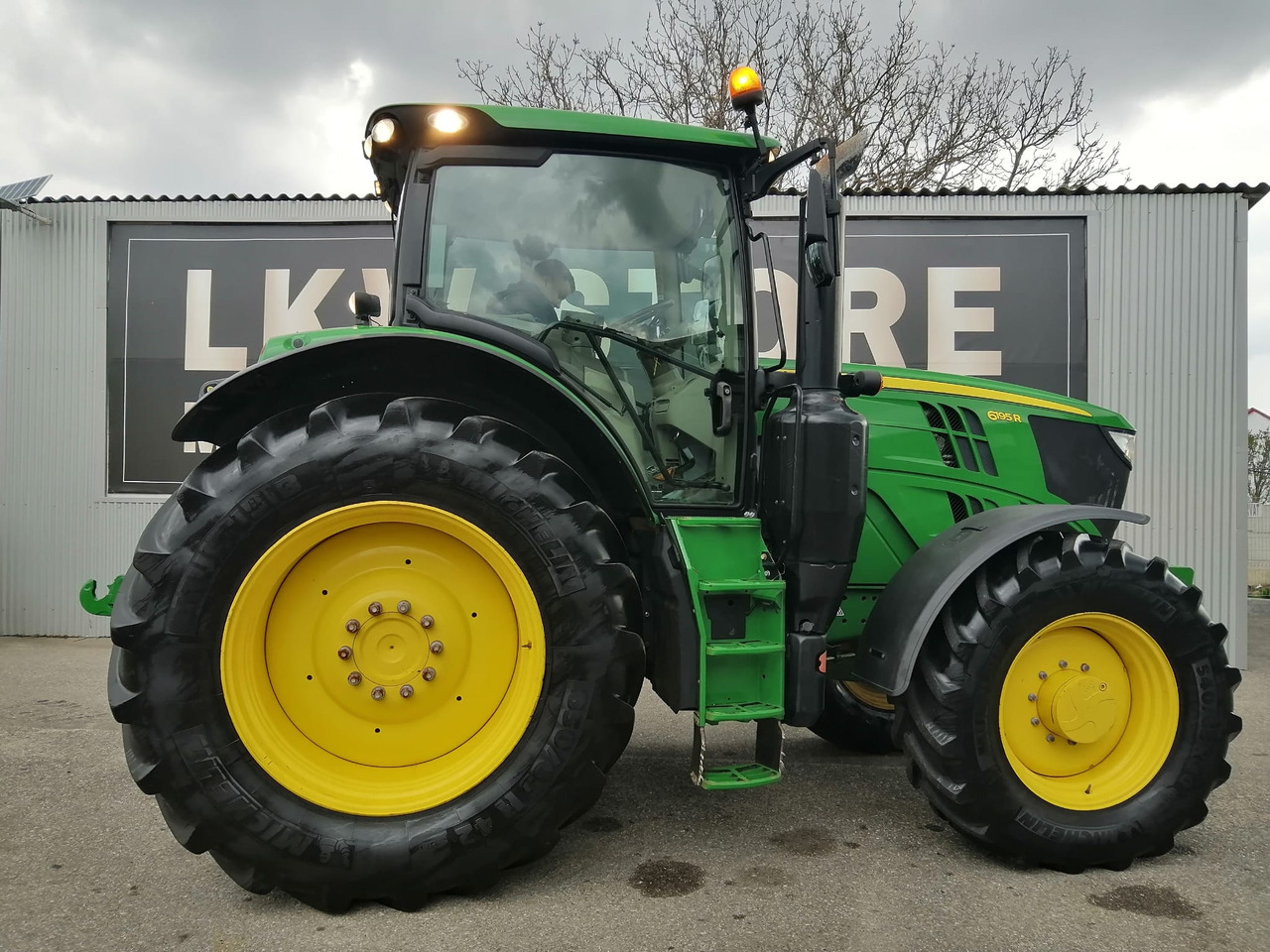 John Deere 6195R 4WD, Auto Trac + Activare !!! TOP !!! - Трактор: фото 5 John Deere 6195R 4WD, Auto Trac + Activare !!! TOP !!! - Трактор: фото 5