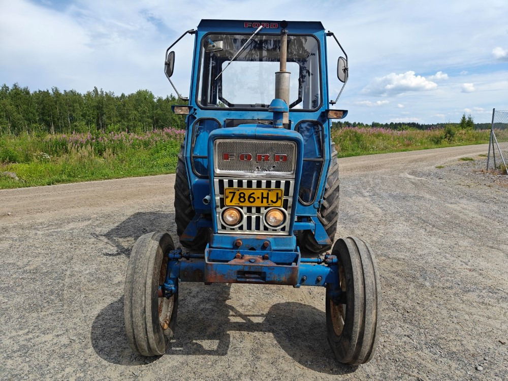 FORD 5000 traktori alkuperäiskuntoinen, Hara hytillä ja paljon hydrauliikkaa, katso video! - Трактор: фото 5 FORD 5000 traktori alkuperäiskuntoinen, Hara hytillä ja paljon hydrauliikkaa, katso video! - Трактор: фото 5
