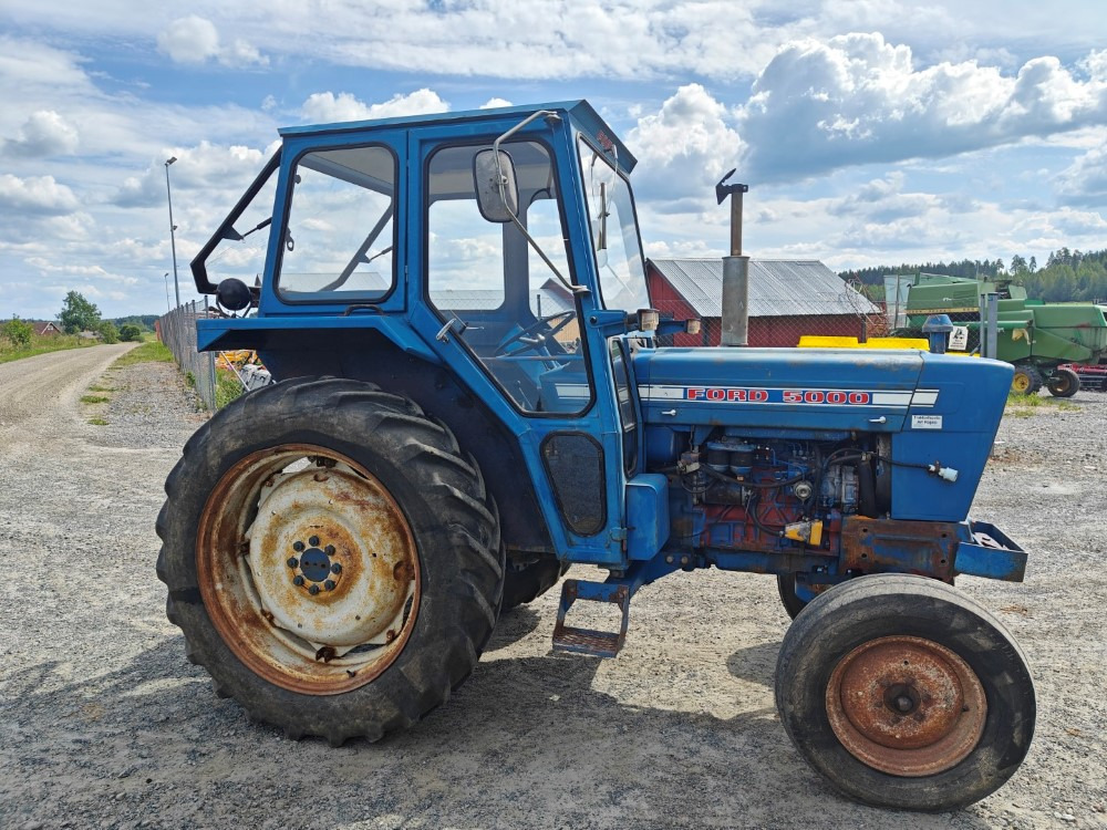 FORD 5000 traktori alkuperäiskuntoinen, Hara hytillä ja paljon hydrauliikkaa, katso video! - Трактор: фото 4 FORD 5000 traktori alkuperäiskuntoinen, Hara hytillä ja paljon hydrauliikkaa, katso video! - Трактор: фото 4