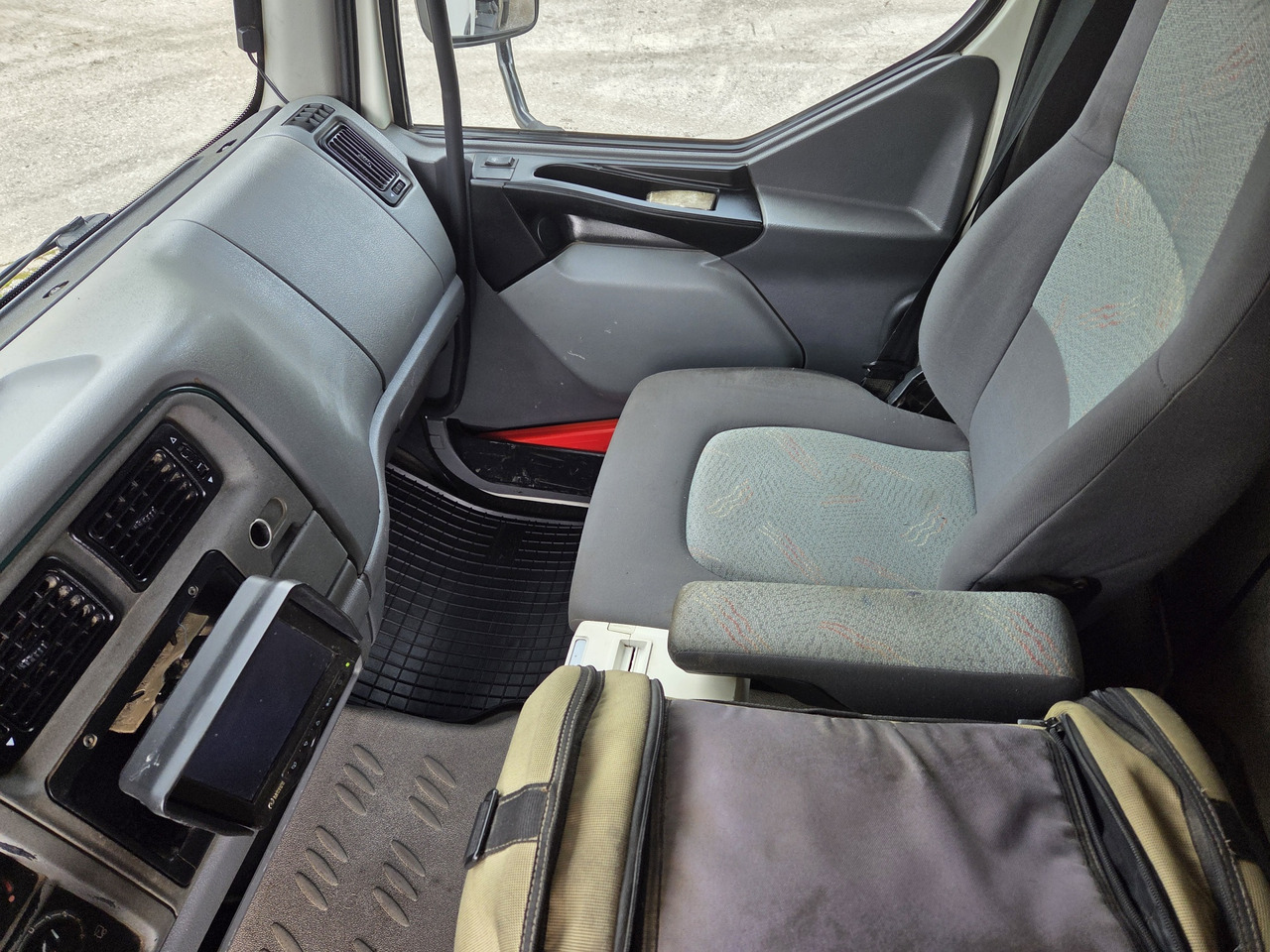 Грузовик-цистерна для транспортировки топлива RENAULT MIDLUM 180.10 diesel tanker + dispensing + print: фото 9 Грузовик-цистерна для транспортировки топлива RENAULT MIDLUM 180.10 diesel tanker + dispensing + print: фото 9