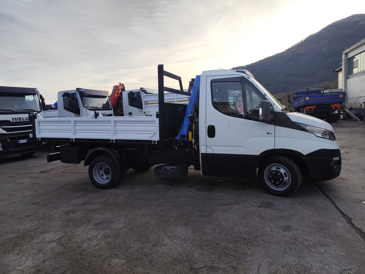 IVECO DAILY 35C15 - Автоманипулятор, Малотоннажный самосвал: фото 5 IVECO DAILY 35C15 - Автоманипулятор, Малотоннажный самосвал: фото 5