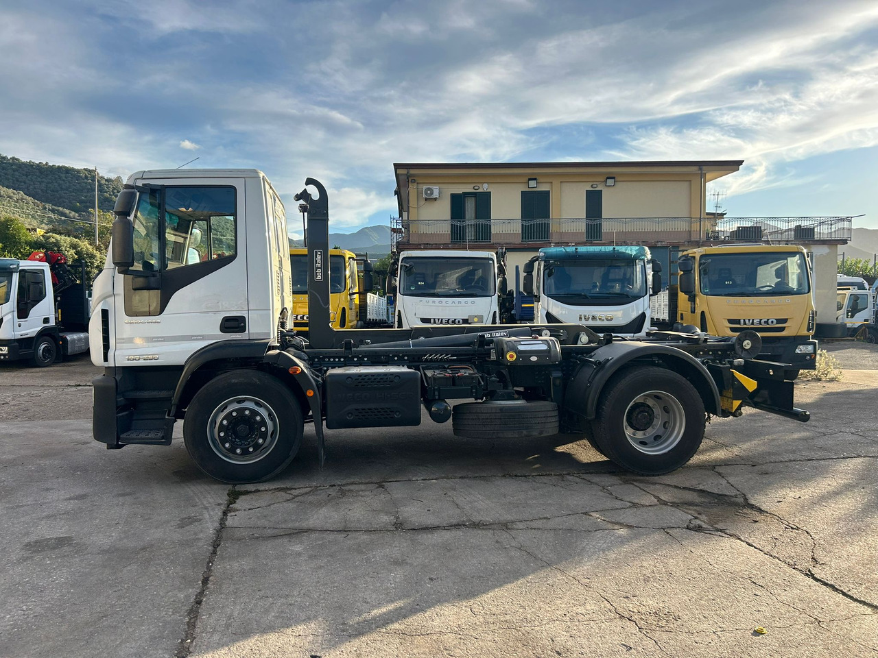 IVECO EUROCARGO 180-250 - Крюковой мультилифт, Автоманипулятор: фото 2 IVECO EUROCARGO 180-250 - Крюковой мультилифт, Автоманипулятор: фото 2
