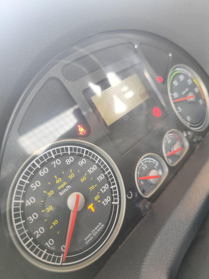 IVECO EUROCARGO 75E18 - Грузовик бортовой/ Платформа: фото 5 IVECO EUROCARGO 75E18 - Грузовик бортовой/ Платформа: фото 5