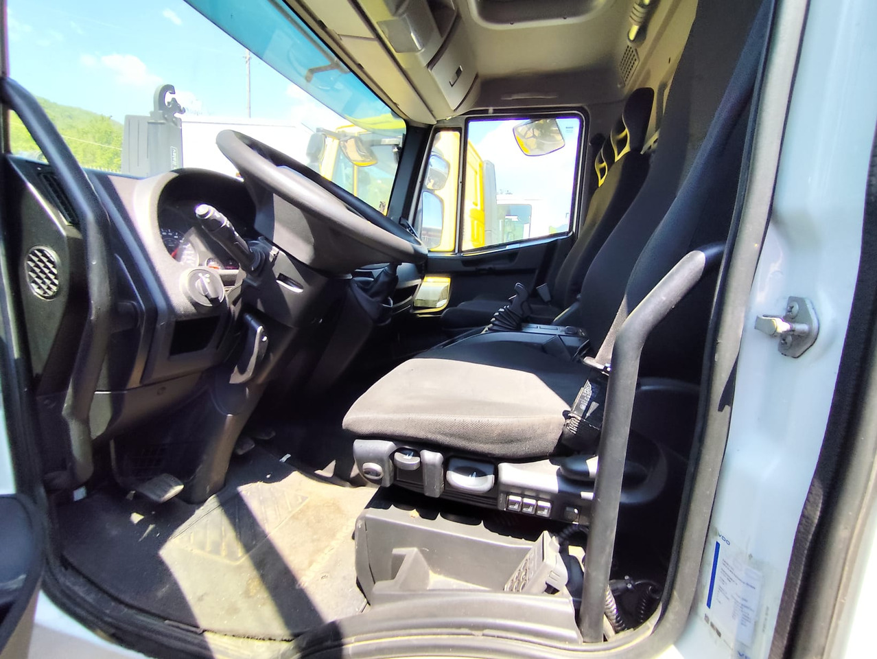 IVECO EUROCARGO 80-210 - Грузовик-шасси: фото 2 IVECO EUROCARGO 80-210 - Грузовик-шасси: фото 2