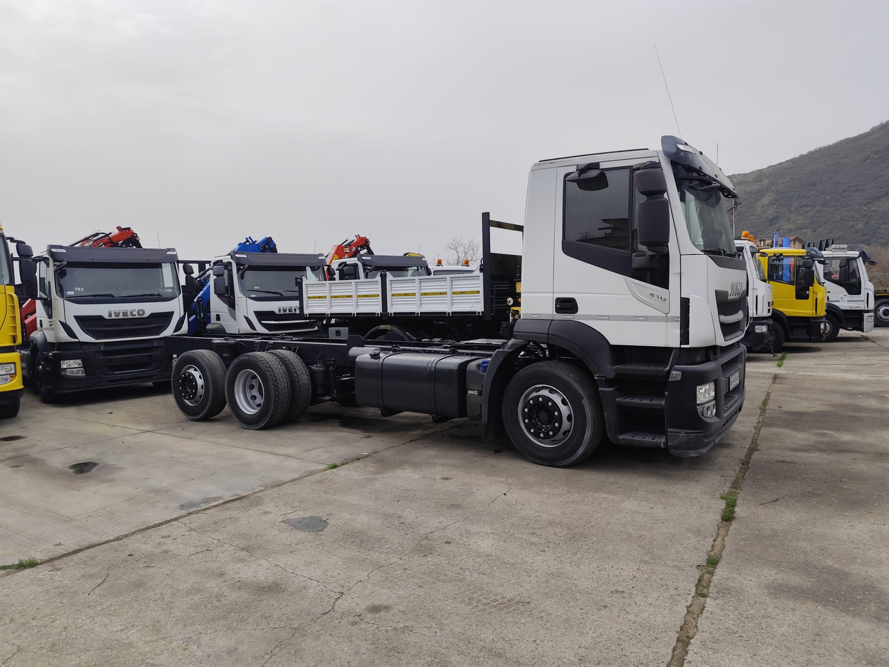IVECO HI-STREET 260S31 XP - Самосвал, Автоманипулятор: фото 2 IVECO HI-STREET 260S31 XP - Самосвал, Автоманипулятор: фото 2