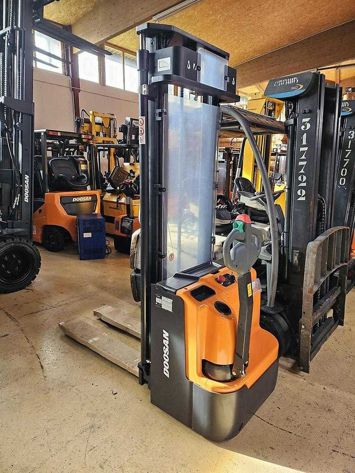 Doosan BSL 12N - Штабелер: фото 4 Doosan BSL 12N - Штабелер: фото 4