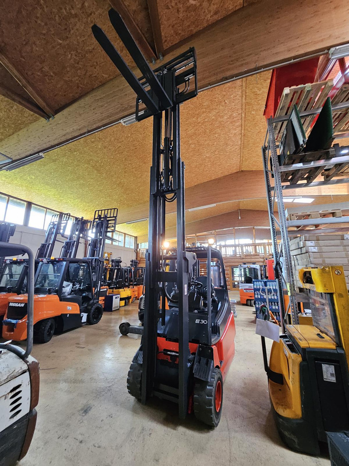 LINDE E30 - Электропогрузчик: фото 5 LINDE E30 - Электропогрузчик: фото 5