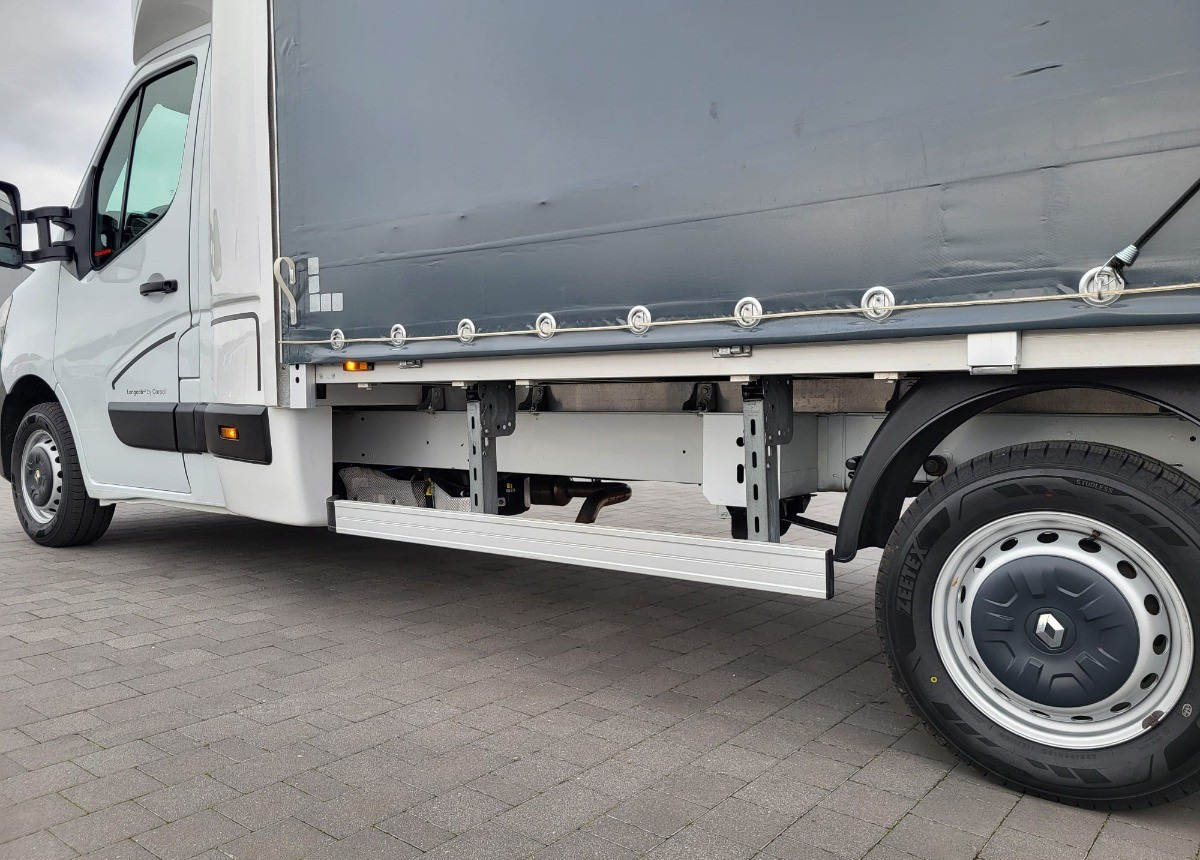 Фото интерьера 1: Тентованный фургон Renault Master Sypialka XL z Windą Stan Idealny 8 europalet windą