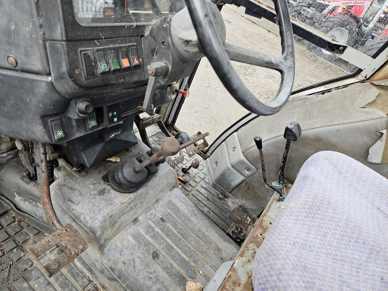 1988 MF 390 2wd - Трактор: фото 4 1988 MF 390 2wd - Трактор: фото 4