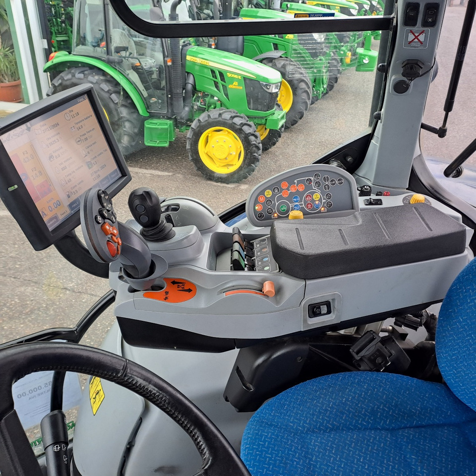 NEW HOLLAND T7.270 BLUEPOWER - Трактор: фото 4 NEW HOLLAND T7.270 BLUEPOWER - Трактор: фото 4