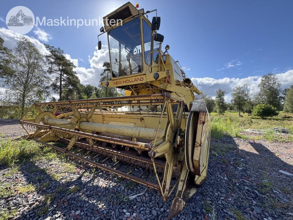 New Holland 1530 - Зерноуборочный комбайн: фото 1 New Holland 1530 - Зерноуборочный комбайн: фото 1