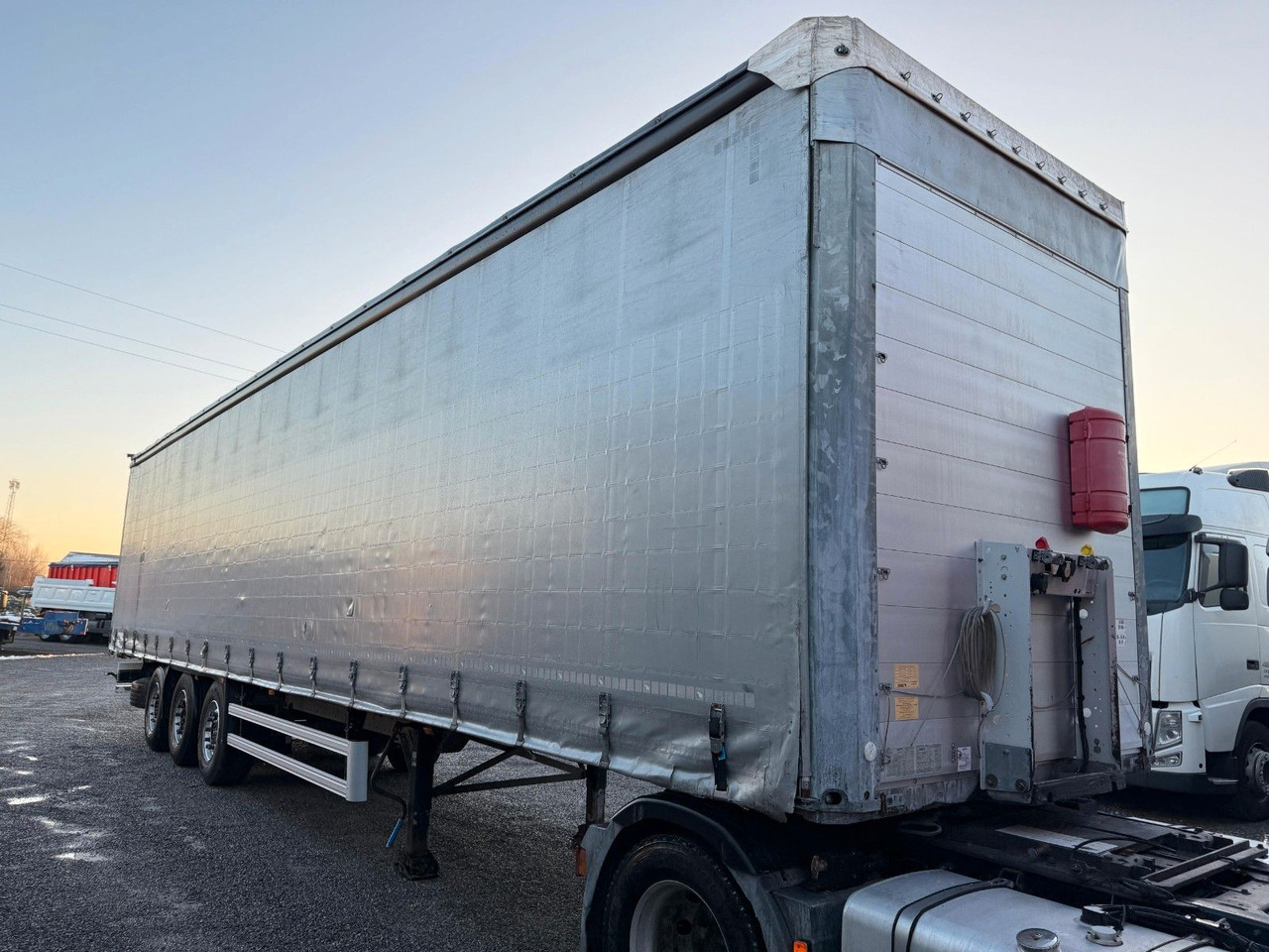 Schmitz Cargobull AXLE SCHMITZ TWO LIFTED AXLE - Тентованный полуприцеп: фото 3 Schmitz Cargobull AXLE SCHMITZ TWO LIFTED AXLE - Тентованный полуприцеп: фото 3