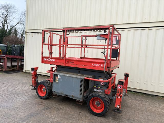 Skyjack SJ6832RT 4x4 Diesel, 11.8 Meter, 1.322 H - Ножничный подъемник: фото 4 Skyjack SJ6832RT 4x4 Diesel, 11.8 Meter, 1.322 H - Ножничный подъемник: фото 4