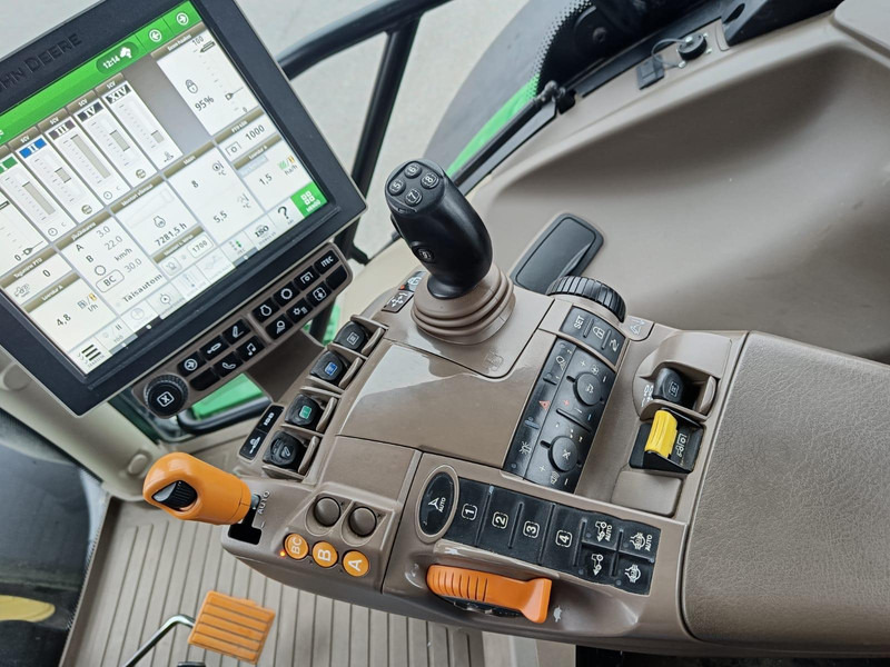 Трактор John Deere 6215R: фото 13 Трактор John Deere 6215R: фото 13